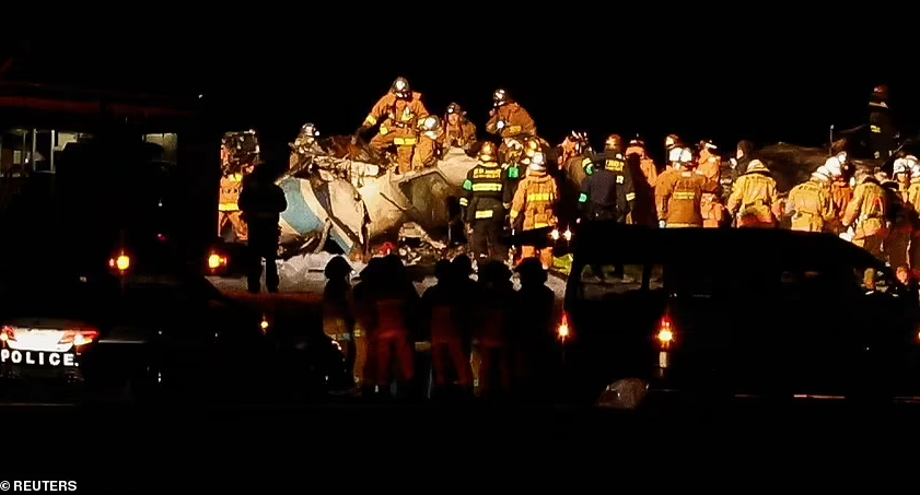 Tuy nhiên, theo cảnh sát nước này, 5 thành viên phi hành đoàn trên chiếc MA-722 được xác nhận đã thiệt mạng. Bộ trưởng Giao thông Nhật Bản Tetsuo Saito nói với các phóng viên rằng cơ trưởng của phi cơ thuộc lực lượng bảo vệ bờ biển may mắn thoát nạn nhưng bị thương. Ảnh: Lính cứu hỏa thực hiện hoạt động cứu hộ trên chiếc máy bay của lực lượng bảo vệ bờ biển tại sân bay quốc tế Haneda ngày 2/1.