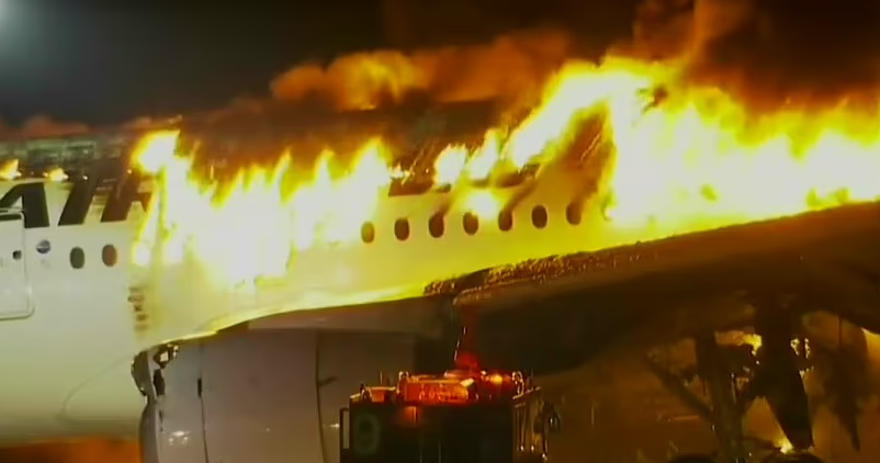 Được biết, chuyến bay của Japan Airlines cất cánh từ sân bay Shin Chitose ở Nhật Bản và đang hạ cánh xuống sân bay Haneda thì thảm họa xảy ra.