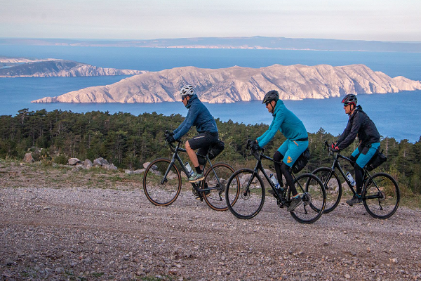 5. Tuyến đường xe đạp xuyên Dinarica, Balkans: Đây sẽ là tuyến đường xe đạp đầu tiên và duy nhất kết nối tất cả tám quốc gia thuộc Tây Balkan. Phong cảnh ngoạn mục là điểm thu hút lớn dọc theo tuyến đường đi xe đạp mới ở Balkan.