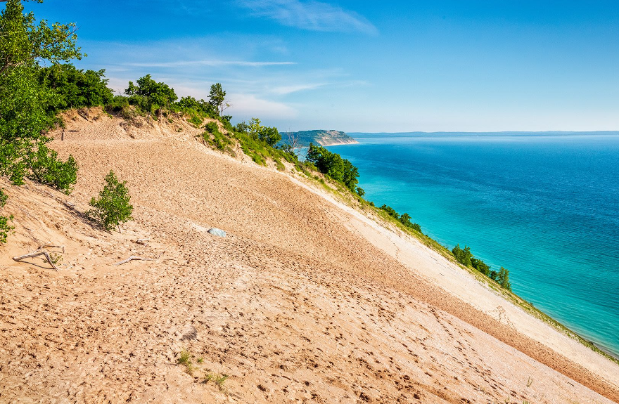 3. Tây Bắc Michigan (Mỹ). Hồ Michigan trong lành thu hút rất nhiều khách du lịch vào mùa hè. Ngoài ra, bờ biển, những thị trấn cổ kính và vùng nông thôn trải dài của Tây Bắc Michigan có rất nhiều điều thú vị quanh năm. Cảnh sắc mùa thu nơi đây cũng vô cùng ấn tượng.
