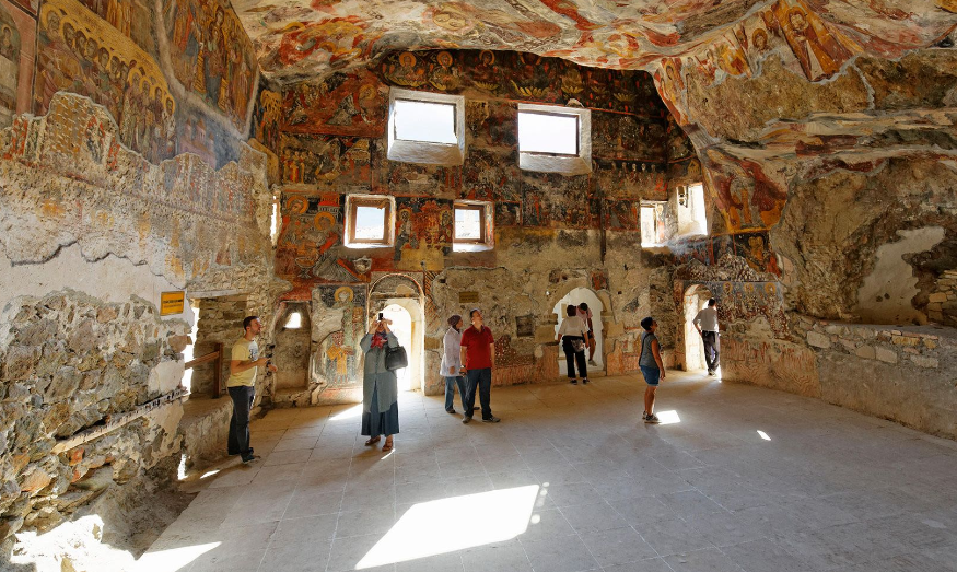 Những bức bích họa bao phủ bên trong Nhà thờ Đá tại Tu viện Sumela ở vùng Biển Đen của Thổ Nhĩ Kỳ. Đây là một trong những tu viện lâu đời nhất thế giới bám vào một vách đá ở Sumela.