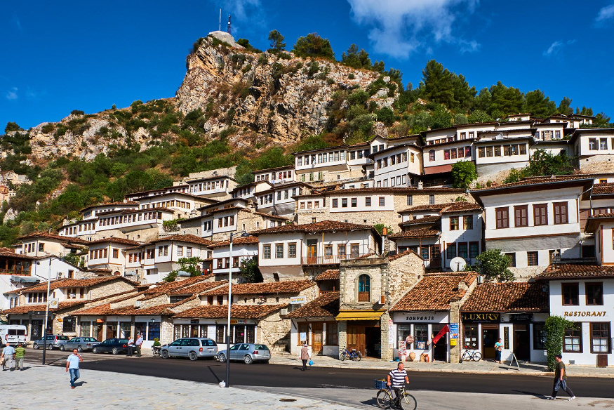 9. Albania có nền văn hóa phong phú, bao gồm lịch sử Kitô giáo và Hồi giáo, với các trung tâm lịch sử ở các thị trấn như Berat (ảnh). Năm 2024 chứng kiến việc khai trương một sân bay mới tại Vlorë, trên bờ biển, điều này sẽ giúp những chuyến đi biển đó trở nên dễ dàng hơn.