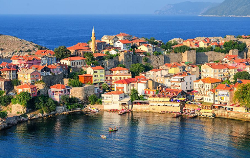 2. Vùng Biển Đen của Thổ Nhĩ Kỳ: Thị trấn nghỉ mát đầy màu sắc Amasra là một trong những viên ngọc quý của Karadeniz, hay vùng Biển Đen của Thổ Nhĩ Kỳ. Đối với những người thích cảm giác mạnh, nơi đây có hoạt động chèo thuyền vượt thác và khi mùa đông mang theo tuyết rơi dày đặc, dãy núi Kaçkar phía đông của vùng sẽ biến thành thiên đường trượt tuyết.