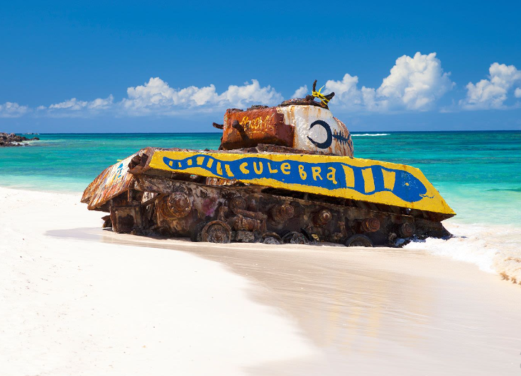 4. Culebra, Puerto Rico: Những bãi biển với cảnh tượng ngoạn mục, trong đó có một chiếc xe tăng rỉ sét, nằm trên cát là một trong những điểm thu hút du khách ấn tượng ở Culebra.