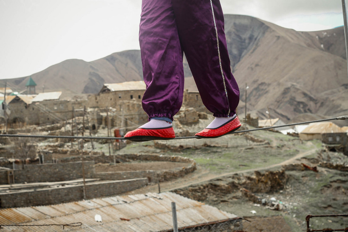 Ở Tsovkra-1, truyền thống đi bộ trên dây đã tồn tại hơn 100 năm. Tính đến năm 2019, ngôi làng có chưa đầy 400 người sinh sống, tất cả đều sở hữu kỹ năng này. Ảnh: MT.