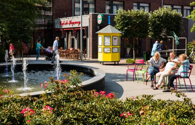 3. Hogewey. Đây là một ngôi làng nhỏ ở rìa Amsterdam (Hà Lan), dành riêng cho những người mắc chứng mất trí nhớ. Ngôi làng kiêm viện dưỡng lão có cửa hàng, nhà hàng và thậm chí cả rạp chiếu phim riêng,... Ảnh: BI.