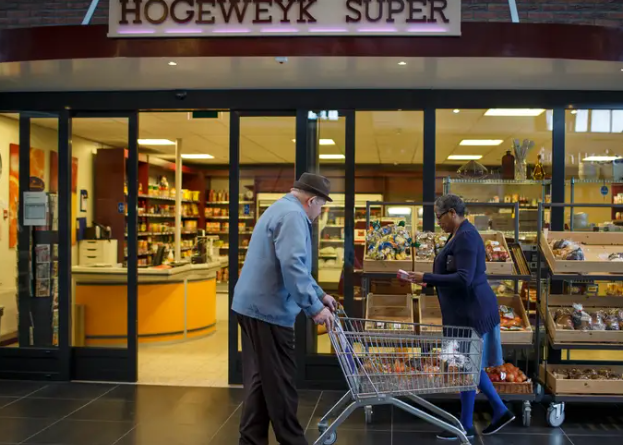 Tại ngôi làng này, cư dân là những người mắc chứng mất trí nhớ có thể sống một cuộc sống bình thường trong khi được những người chăm sóc cải trang theo dõi và hỗ trợ. Ảnh: BI.