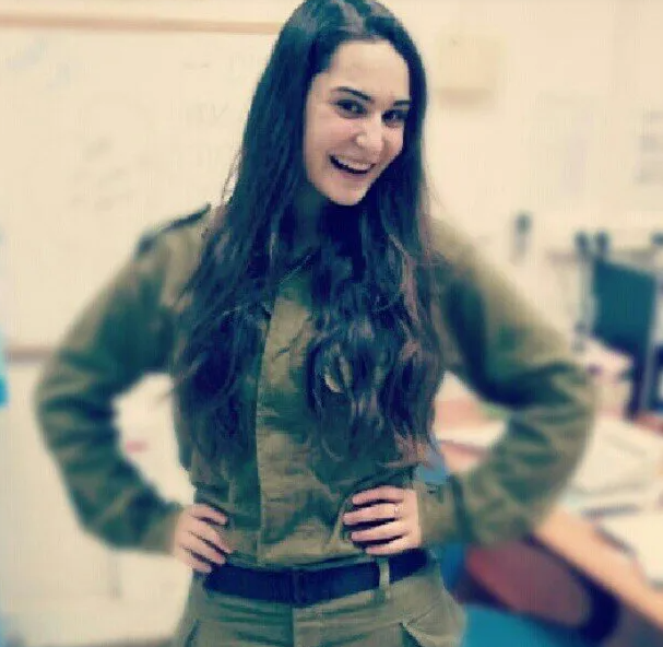 Theo Wonders List, các nữ quân nhân Israel không bị giới hạn ở những vai trò truyền thống trong quân đội. Ảnh chụp một nữ binh sĩ với nụ cười rạng rỡ. Ảnh: WL.