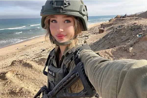 Theo trang Wonders List, trong những năm gần đây, Israel chứng kiến sự gia tăng đáng kể sự tham gia của phụ nữ trong quân đội. Natalia Fadeev (ảnh) thường xuyên đăng tải hình ảnh trong vai một người lính Israel trên Instagram của mình. Ảnh: WL.
