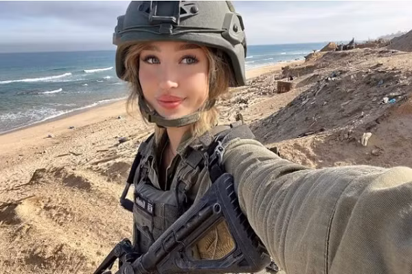 Theo trang Wonders List, trong những năm gần đây, Israel chứng kiến sự gia tăng đáng kể sự tham gia của phụ nữ trong quân đội. Natalia Fadeev (ảnh) thường xuyên đăng tải hình ảnh trong vai một người lính Israel trên Instagram của mình. Ảnh: WL.