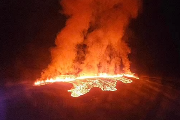 Hai hung canh nui lua phun trao o Iceland