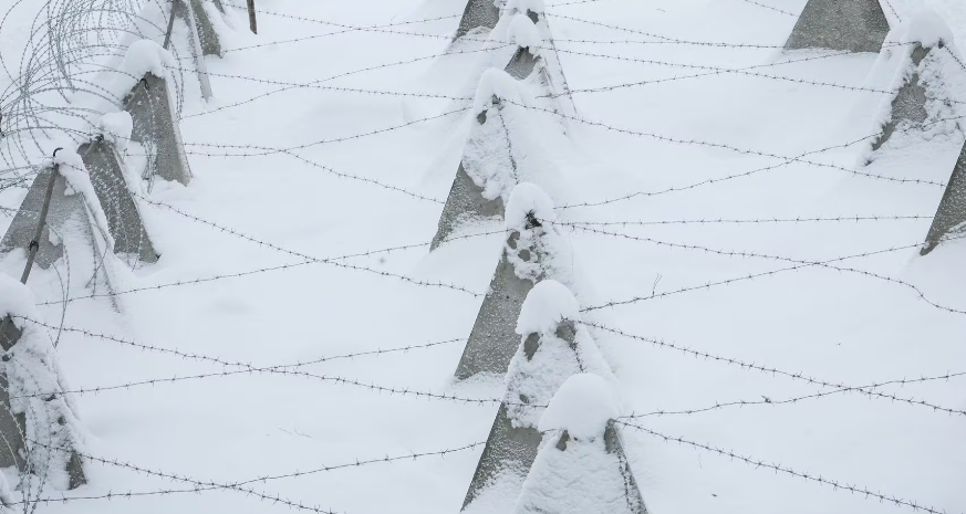 Bức ảnh chụp các công sự chống tăng mới được xây dựng, được đặt tên là "răng rồng" và dây thép gai gần biên giới với Nga ở vùng Chernihiv, ngày 10/1.