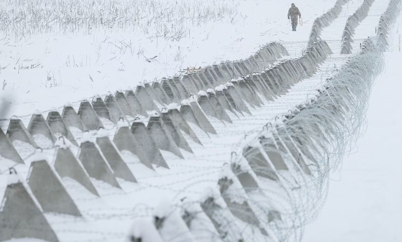 Quân nhân Ukraine kiểm tra các công sự chống tăng mới được xây dựng gần biên giới với Nga ở vùng Chernihiv.