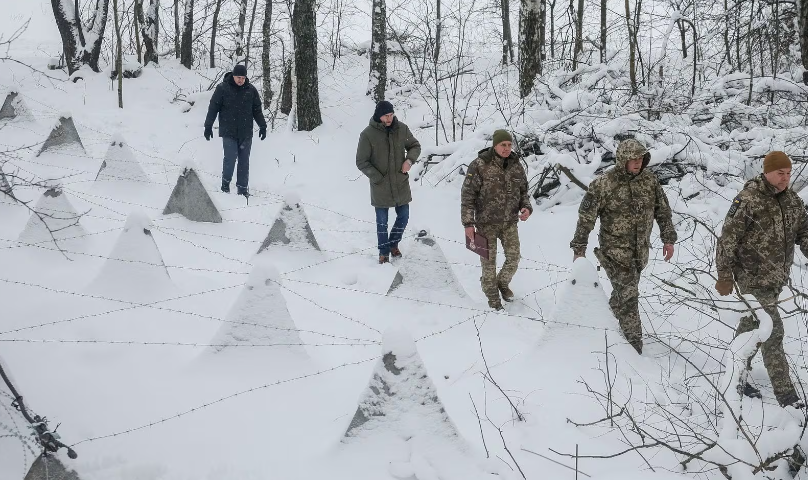 Serhii Naiev, Tư lệnh lực lượng hỗn hợp của Quân đội Ukraine, cùng các binh sĩ kiểm tra những công sự chống tăng mới xây dựng ở vùng Chernihiv.