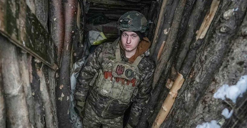 Một quân nhân Ukraine 21 tuổi bên đứng trong một hầm đào tại địa điểm gần Bakhmut ở vùng Donetsk, ngày 10/1.