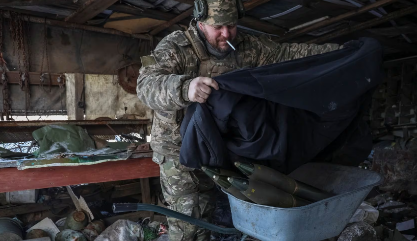 Một quân nhân Ukraine thuộc lữ đoàn 79 chuẩn bị đạn cho pháo L119 ở vùng Donetsk ngày 12/1.