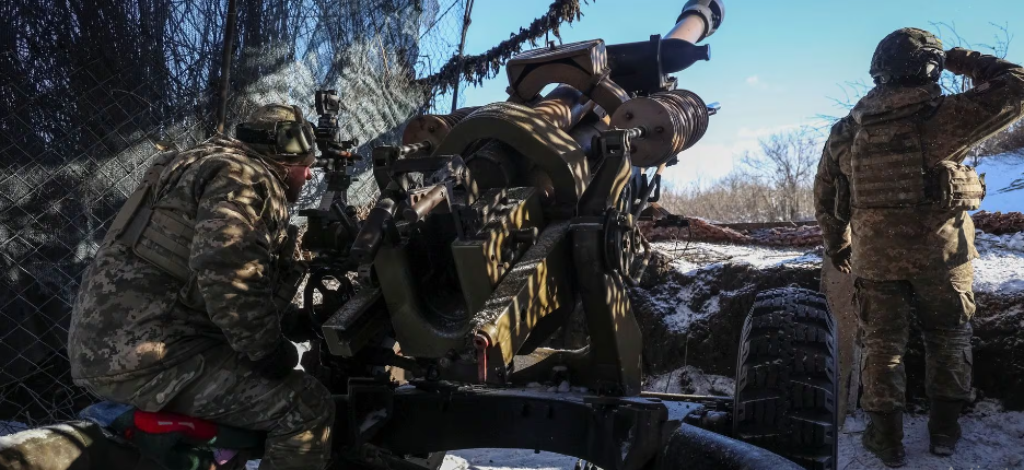 Binh sĩ Ukraine bắn pháo về phía Quân đội Nga gần thị trấn tiền tuyến Marinka, ở vùng Donetsk, ngày 12/1.