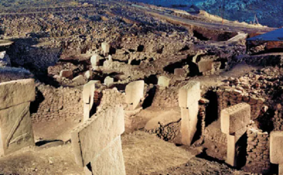 Một số trong những hộp sọ này đã được chạm khắc có chủ ý với những đường rãnh sâu và thẳng chạy từ trước ra sau. Các nhà khảo cổ nghi ngờ các hộp sọ được chạm khắc là có lý do.