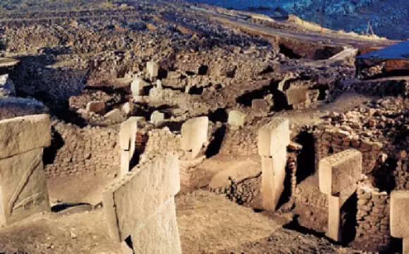 Một số trong những hộp sọ này đã được chạm khắc có chủ ý với những đường rãnh sâu và thẳng chạy từ trước ra sau. Các nhà khảo cổ nghi ngờ các hộp sọ được chạm khắc là có lý do.