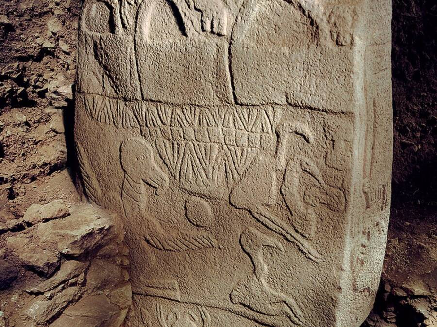 Các nhà khảo cổ còn tìm thấy nhiều hình chạm khắc tại Gobekli Tepe - có thể là những biểu hiện ban đầu về tôn giáo. Schmidt nghĩ rằng ngôi đền thậm chí có thể đã thu hút những người săn bắn hái lượm từ Châu Phi. 