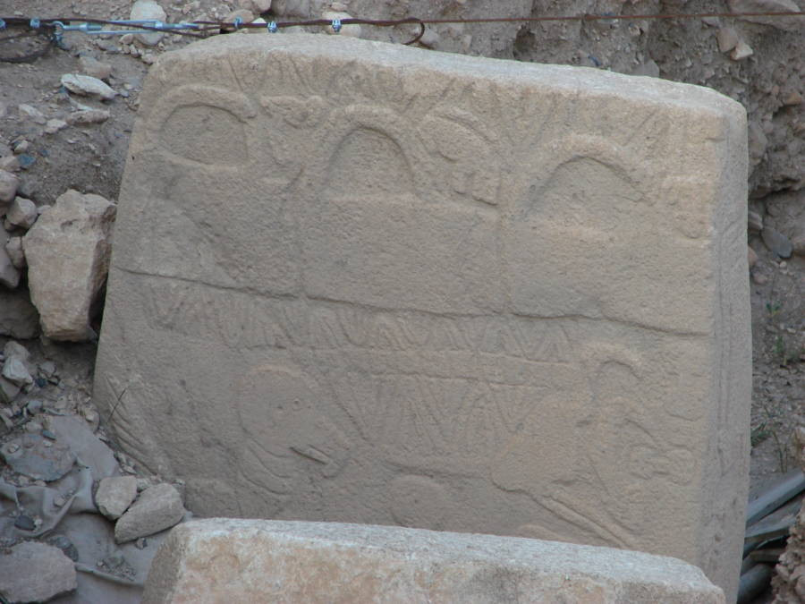 Schmidt và nhóm nghiên cứu của ông có nhiều lý do để tin vào điều này. Một phần đến từ những gì họ không tìm thấy tại địa điểm này như bếp lò nấu ăn, nhà ở hoặc hố rác. Nói cách khác, có vẻ như con người cổ đại không định cư tại Gobekli Tepe.