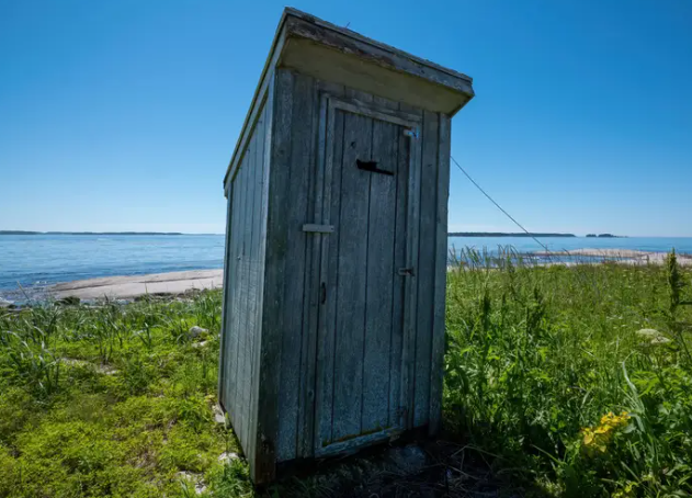 Phòng tắm được đặt ngoài nhà để tối đa hóa không gian bên trong. Ảnh: BI.