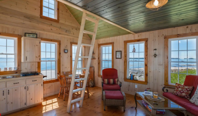 Không gian trong ngôi nhà nhỏ nhưng khá đầy đủ, có phòng ngủ, phòng khách và khu bếp. Ảnh: NYP.