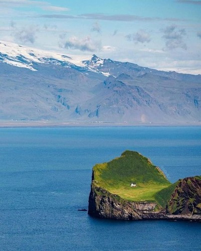 Tuy nhiên, trên thực tế, ngôi nhà này do Hiệp hội Săn bắn Elliðaey xây dựng vào những năm 1950 làm nơi để nghỉ ngơi cho ngư dân. Ảnh: Mirror.