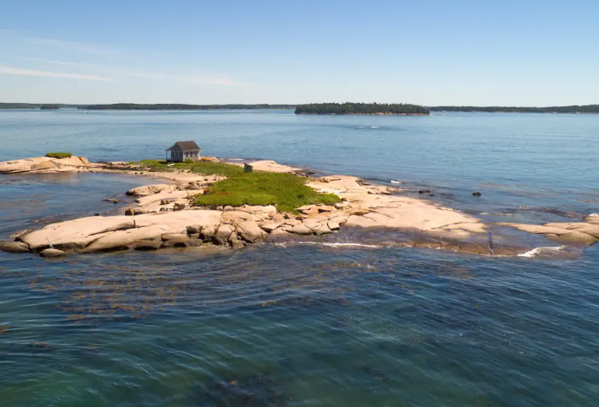 2. Ngôi nhà cô đơn nhất thế giới trên đảo Duck Ledge (Mỹ). Sở dĩ nó được gọi với cái tên "ngôi nhà cô đơn" vì xung quanh hoàn toàn không có công trình nào khác. Ảnh: BI.