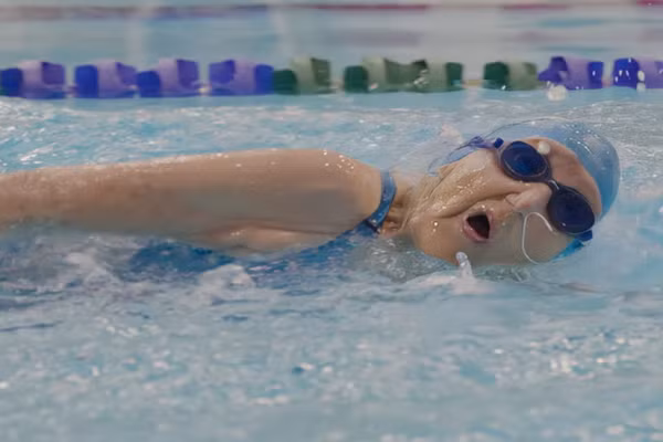 Cu ba 99 tuoi gay kinh ngac voi loat ky luc boi loi