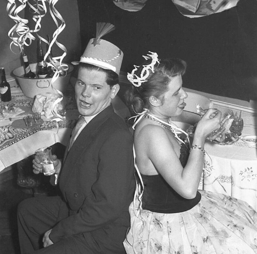 Một cặp đôi tại bữa tiệc đêm Giao thừa ở Đông Đức năm 1956.