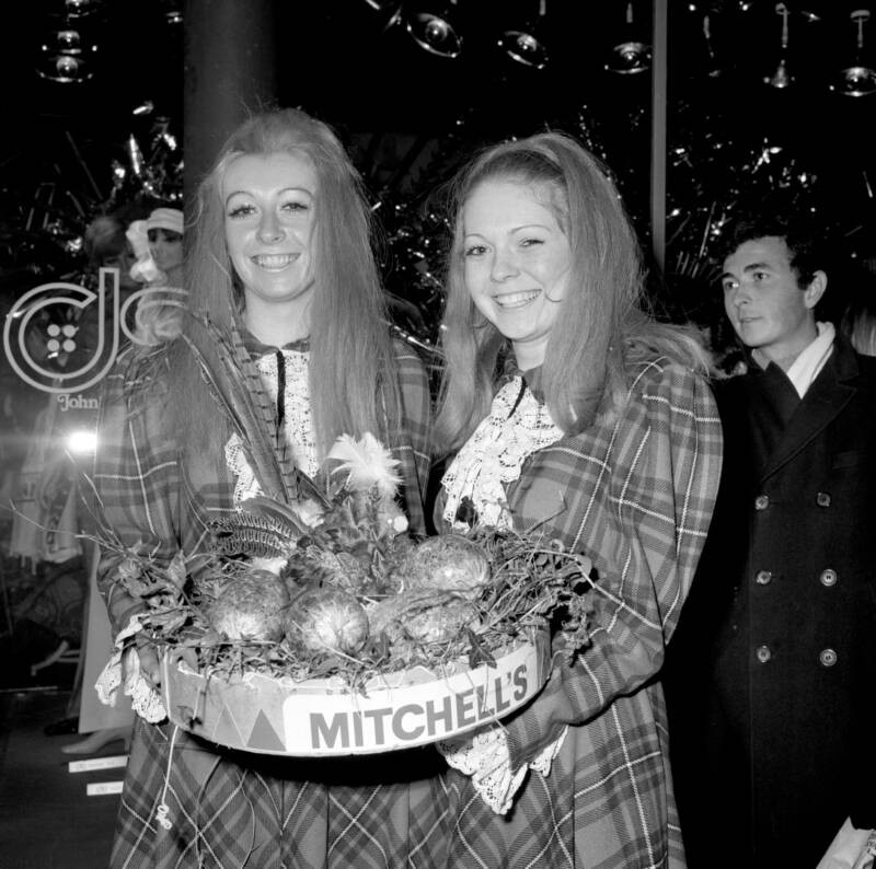 Hai người phụ nữ cười tươi tại một buổi lễ trên phố Carnaby ở London, Anh, năm 1969.