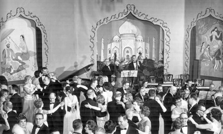 Lễ đón Giao thừa năm 1965 tại khách sạn Americus ở Allentown, Pennsylvania, Mỹ.