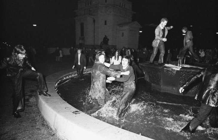 Mọi người vui đùa ở khu vực đài phun nước tại quảng trường Centenary ở Birmingham, Anh, đêm Giao thừa năm 1972.