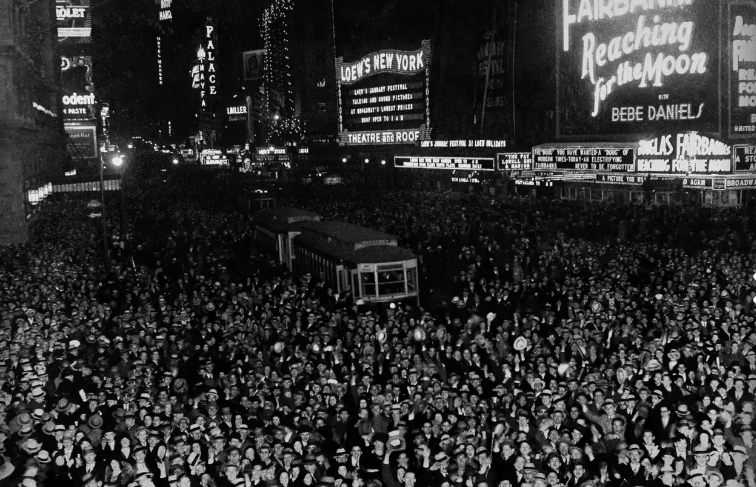 Đám đông đổ về Quảng trường Thời đại, New York (Mỹ), năm 1930.