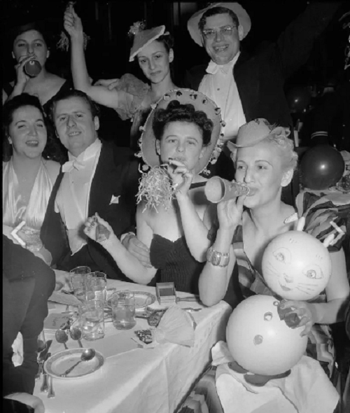 Những bức ảnh được trang ATI đăng tải dưới đây ghi lại không khí đêm Giao thừa khắp thế giới nhiều năm về trước. Ảnh: Lễ đón Giao thừa sôi động ở Toronto, Canada, năm 1939. (Nguồn ảnh: ATI, AP)