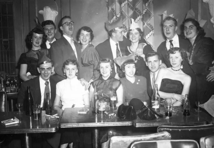 Bữa tiệc mừng năm mới tại khách sạn Standish ở Quebec, Canada, vào khoảng những năm 1950.
