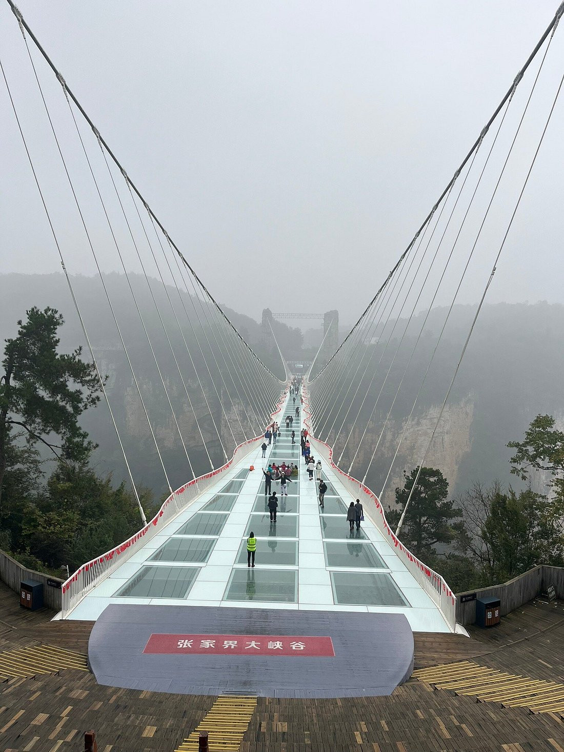 Ngoài ra, du khách có thể trải nghiệm cảm giác mạnh khi nhảy bungee ở độ cao 300 mét.