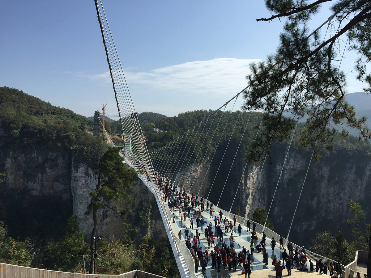 Cây cầu là địa điểm thu hút du khách ở Trung Quốc.