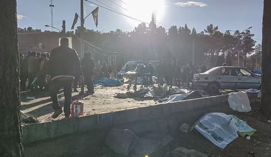 Theo một quan chức giấu tên, 2 thiết bị nổ đã được đặt dọc đường dẫn đến nghĩa trang và được kích hoạt nổ từ xa.