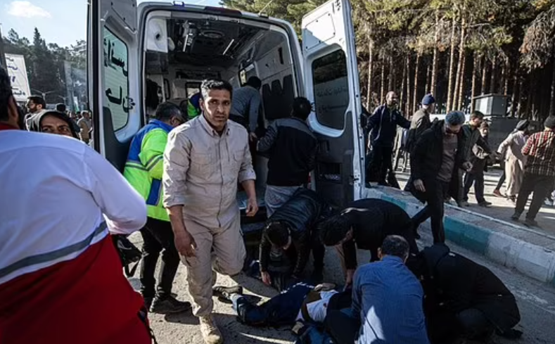 Lực lượng cứu hộ hỗ trợ các nạn nhân.