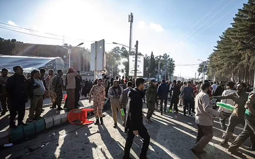 Rất đông người tập trung sau vụ nổ hôm 3/1.