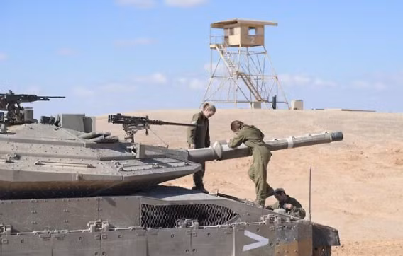 Nữ quân nhân Israel trên một chiếc xe tăng ở vùng sa mạc Negev. Ảnh: Lực lượng Phòng vệ Israel.
