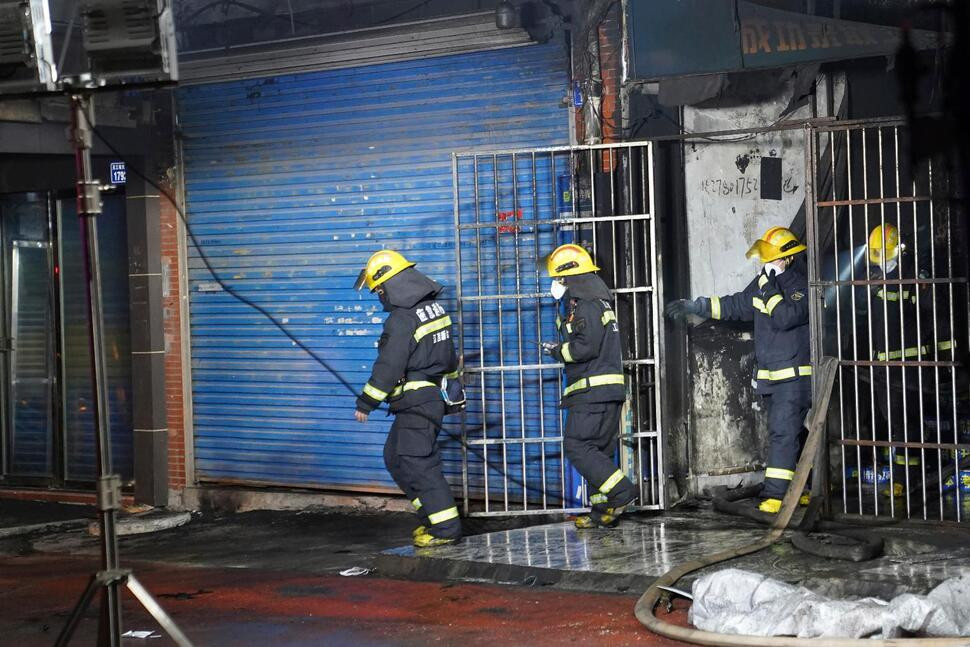 Hiện trường vụ cháy cửa hàng 39 người chết ở Trung Quốc - Hình 4 Hien truong vu chay cua hang 39 nguoi chet o Trung Quoc-Hinh-4