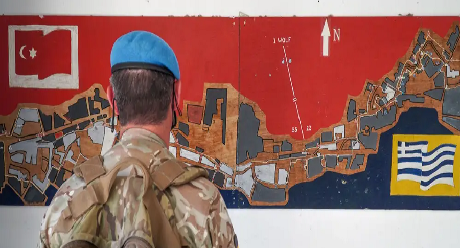 Từ năm 1974, đảo quốc Síp bị chia cắt thành hai miền lãnh thổ ở khu vực Bắc - Nam đảo với mâu thuẫn cao độ giữa hai cộng đồng dân là người Síp gốc Thổ Nhĩ Kỳ và người Síp gốc Hy Lạp. Đến năm 1983, với sự trợ giúp từ bên ngoài, cộng đồng người Síp gốc Thổ Nhĩ Kỳ đơn phương thành lập nước Cộng hòa Bắc Síp Thổ Nhĩ Kỳ làm đối trọng với Cộng hòa Síp (Nam Síp), vốn chính thức được Liên Hợp Quốc và cộng đồng quốc tế công nhận. (Nguồn ảnh: Busines Insider)