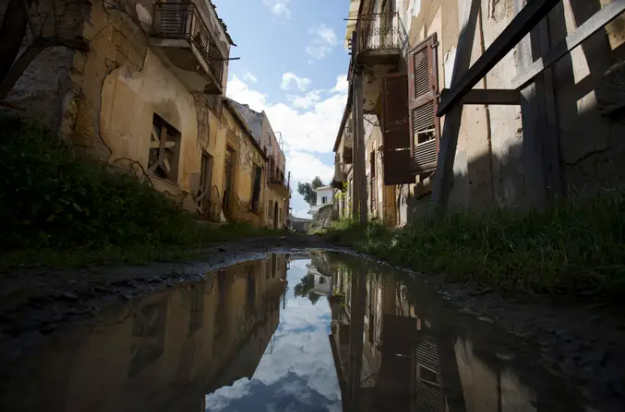 Nhiều khu dân cư hoàn toàn rơi vào cảnh hoang tàn.