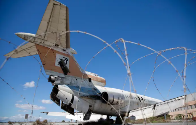 Những chiếc máy bay ở sân bay cũng bị hư hại theo thời gian.