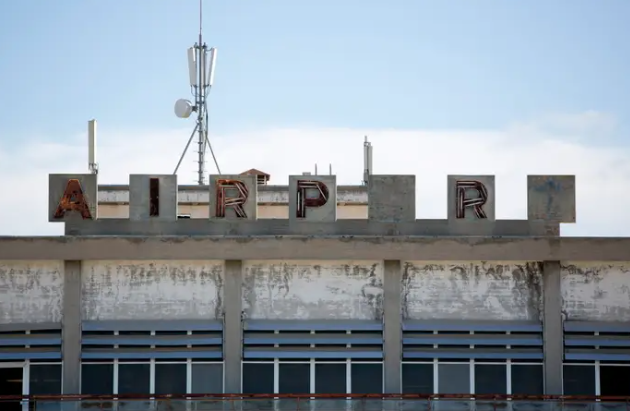 Bên trong vùng đệm này có thể thấy những con đường trống trải bị chắn ngang bởi thùng phuy và dây thép gai, những tòa nhà im lìm trong đổ nát khi bị bỏ hoang,...Trong năm thập kỷ qua, nơi này hầu như không có người ở. Trong ảnh là Sân bay Quốc tế Nicosia nằm trong khu vực này, hầu như không được sử dụng.