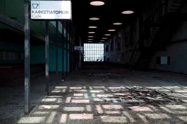 Một quán cà phê trong sân bay bị bỏ hoang.