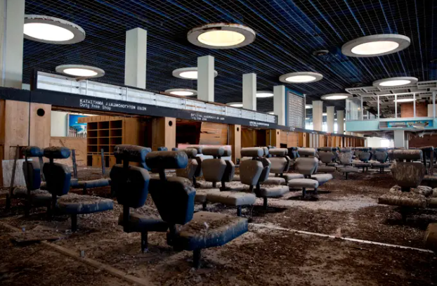 Phòng chờ khởi hành của sân bay cũng bị bao phủ bởi một lớp bụi dày.